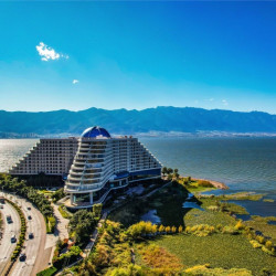 180度阳台直面洱海，周末不加价！大理维笙山海湾酒店 180度阳台海湾观景大床房 2晚连住（含双早等）