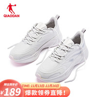 QIAODAN 乔丹 跑步鞋运动鞋女2023冬皮面防水跑鞋皮革轻便休闲鞋 淡灰/云粉色 39