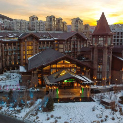 出门就是雪场！可抽大额券！张家口崇礼富龙假日度假酒店1-2晚住宿含早+双人雪票+接送
