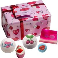 Bomb Cosmetics Love Sick 手工包裹沐浴和身体礼品包 [含 5 件],500 克
