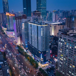 长沙地标都在周边！长沙华天精选酒店（五一广场IFS国金中心店）智享赏城景大床房2晚+双早