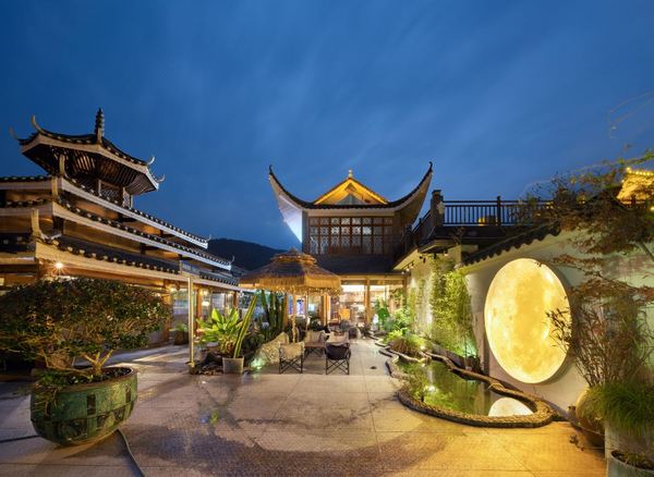 软硬件不输高星酒店,位置也很核心!湖南张家界望云居民宿(国家森林公园标志门店) 竹清·清新雅致大床房2晚连住套餐(含围炉煮茶+森林公园代金券)