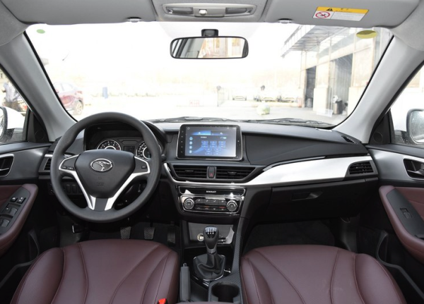 内饰方面,东南a5翼舞采用了棕黑双色的内饰配色,搭配镀铬饰条,为内饰