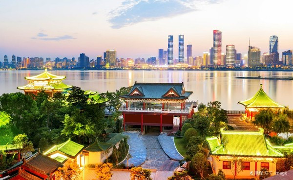 元旦春节不加价!周围都是景点!南昌八一广场智选假日 标准大/双床房 2晚可拆分(含双早)