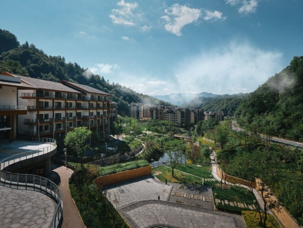 位于自然保护区内!神农架皇冠假日酒店 高级山景大床房2晚+双早+神农架中和滑雪场门票