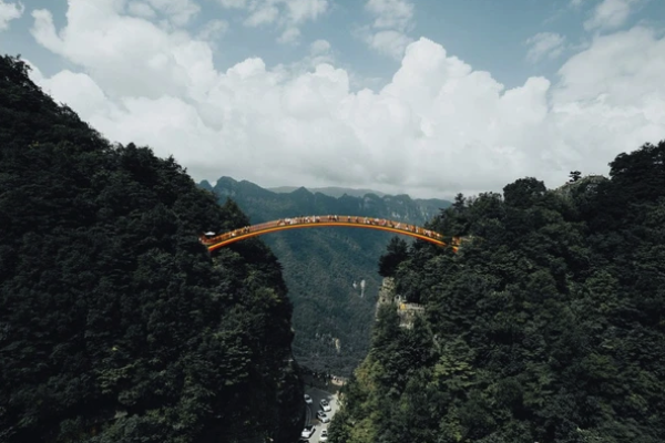 位于自然保护区内!神农架皇冠假日酒店 高级山景大床房2晚+双早+神农架中和滑雪场门票