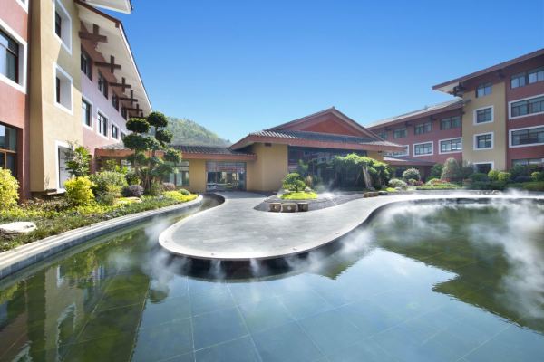 含双餐，周末元旦不加价，近世遗客家土楼！福建漳州凌波格兰云天国际酒店( 漳州南靖云水谣店) 高级大床房1晚（含双早+咖啡+双人套餐）