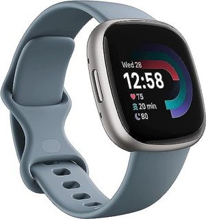 Fitbit Versa 4 智能手表，内置 GPS，电池续航时间长达 6 天 - 兼容 iOS 15 或更高版本以及 Android 操作系统 9.0 或更高版本，瀑布蓝/白金铝材