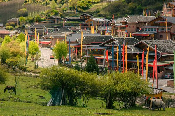 雪山峡谷里的隐世秘境!近九寨沟,周末寒假不加价!携程度假农庄(沃美居九寨森林地球仓联营店) 空山.阔景悠享大床房2晚连住套餐(含双早+九寨沟景区接送+伴手礼等)