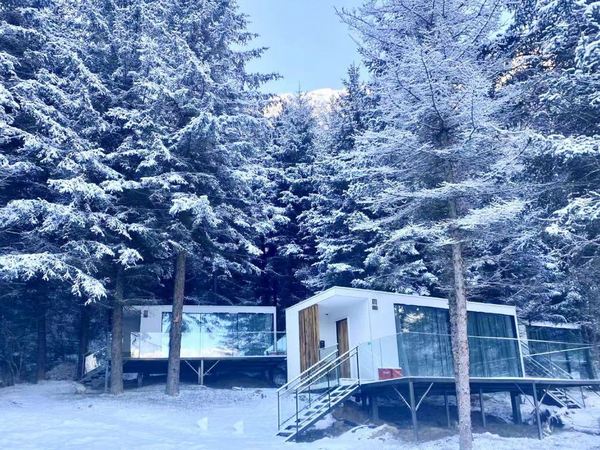 雪山峡谷里的隐世秘境!近九寨沟,周末寒假不加价!携程度假农庄(沃美居九寨森林地球仓联营店) 空山.阔景悠享大床房2晚连住套餐(含双早+九寨沟景区接送+伴手礼等)