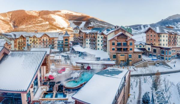 单雪票就不止这个价，性价比显而易见！张家口太舞小镇南山里酒店 C栋-园景大床房1晚套餐（含双早+双人滑雪票+高铁站接驳）