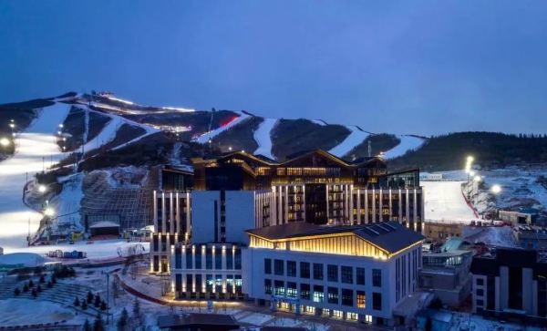 有效期还1个月，酒店后面就是雪场！河北张家口崇礼翠云山智选假日度假酒店 高级大/双床房1晚套餐（含双早+2张日场滑雪票+高铁接驳车）
