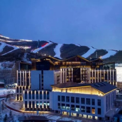 有效期还1个月，酒店后面就是雪场！河北张家口崇礼翠云山智选假日度假酒店 高级大/双床房1晚套餐（含双早+2张日场滑雪票+高铁接驳车）