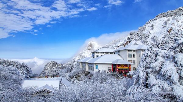 爆款归来！看云海日出，包含双人黄山门票！黄山山顶5店指定房型1晚通兑