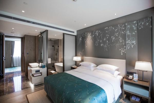 自驾玩2地!近千岛湖靠新安江,周末不加价!建德·杭州新安雷迪森酒店 山水豪华大床房1晚套餐(含双早+下午茶+迷你吧等)