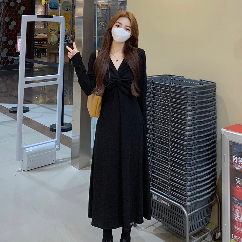 樱榄大码赫本风v领黑色连衣裙女高级感秋冬针织裙子胖mm显瘦气质长裙 黑色 XL码120140斤