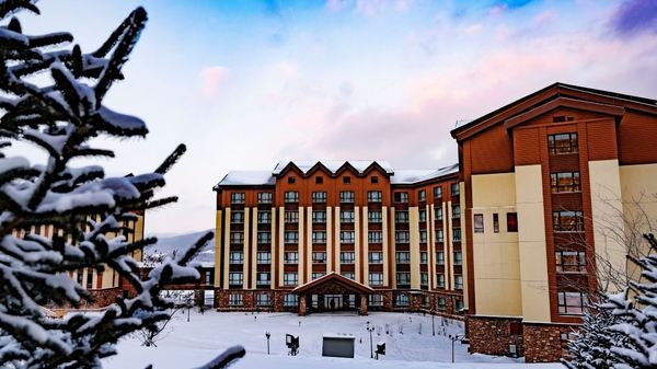 温泉滑雪都有了，冬天必玩项目一次打卡！北大湖山湖居酒店 高级大床房1晚套餐（含双早+极乐汤温泉票+1-2人滑雪套餐等）