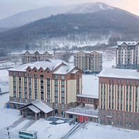 温泉滑雪都有了，冬天必玩项目一次打卡！北大湖山湖居酒店 高级大床房1晚套餐（含双早+极乐汤温泉票+1-2人滑雪套餐等）