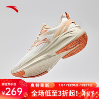 安踏（ANTA）毒刺5丨男鞋缓震跑鞋2024春季抓地防滑体测运动鞋跑步鞋子男 象牙白/白垩色/浅胡桃色-5 10(男44)