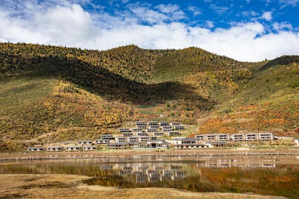 推窗即是纳帕海,房间正对大草原,非基础房型!云南高山别庄·香格里拉酒店 ⾼级海景别墅双床房2晚连住套餐(含双早+双人小火锅+藏装体验等)