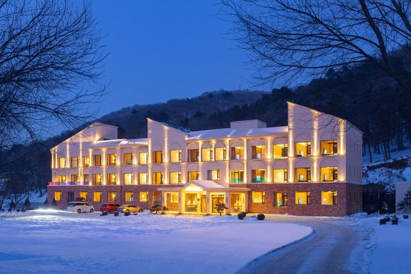 光雪票就价值400+,节前用划算!沈阳观山宿酒店(东北亚滑雪场店) 山景大床房1晚套餐(含双早+双人滑雪+滑雪场摆渡车接送)