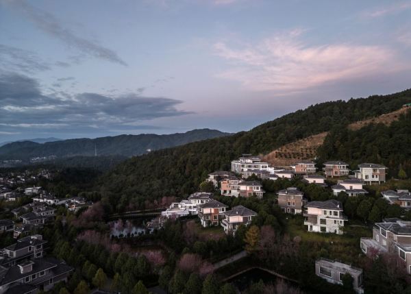 立省1600+!高口碑又高颜值的民宿,适合淡季去放空!腾冲三宅一界温泉度假酒店 庭院私汤亲子房2晚连住套餐(含3早+brunch2份+接机/接站)