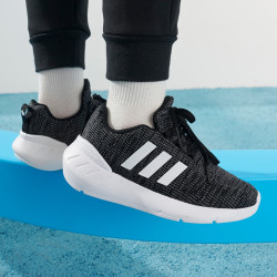 阿迪达斯童鞋_adidas 阿迪达斯 swift run舒适运动鞋男女小童adidas