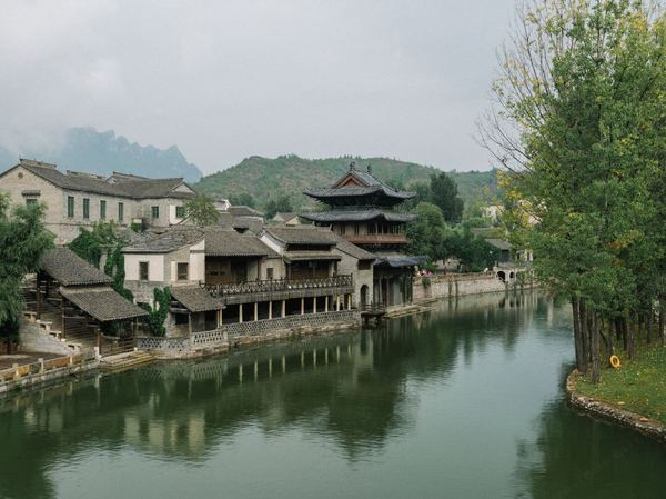 京郊度假里的硬通货，赏花泡温泉登长城！北京古北水镇古北之光度假酒店 高级标间1晚套餐（含双早+双人门票+温泉体验等）