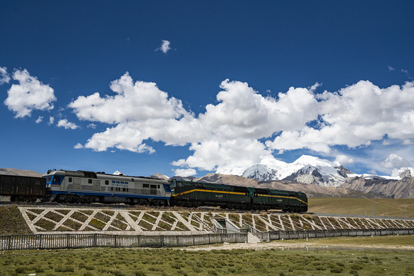 从丝路到雪域！坐着火车纵贯西部大美山河！青海甘肃西藏11天10晚专列旅游（含全程住宿+每日三餐+行中门票+列车管家、医生等）