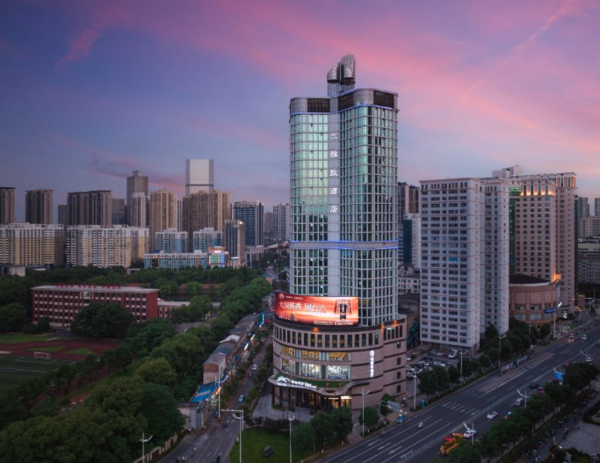 周末不加价,双地铁直达热门商圈/景点!长沙雅致酒店 雅静·品质大床房 1晚+早餐 2 份/天