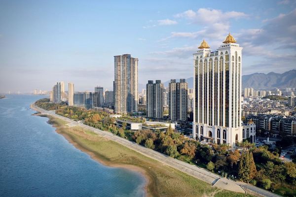 就在富春江畔!桐庐骏悦酒店 高级城景双床房1晚(含双早)