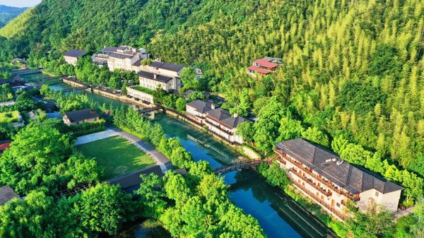 “绿水青山”的具象范本，还有室外林间温泉！浙江安吉美林度假村 主楼大/双床房2晚连住含双早套餐