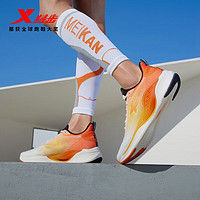 XTEP 特步 男鞋运动鞋男跑步鞋子 帆白/热带黄/橘子酱色  40