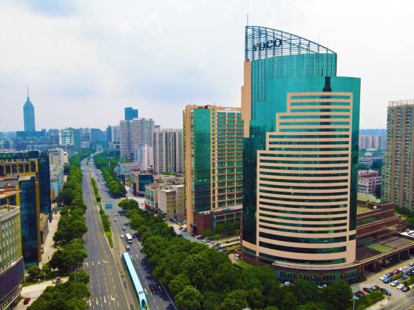 五一不加价!五一房型限量免费升级!常州富都voco酒店高级大床房 2晚+双早+恐龙园免费接送