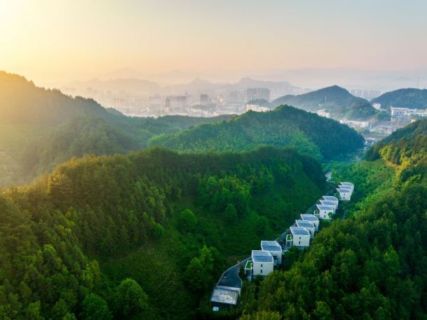 80平！三位数住别墅，口碑超高的城中度假地！黄山水云间香榧谷酒店 隐世·绿奢单卧套墅（庭院花园）1晚套餐（含双早+DIY手工活动二选一+山野活动三选一等）
