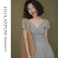 HUAAPPUW 画朴 法式复古灰色v领褶皱连衣裙女装2024春夏季简约修身长裙