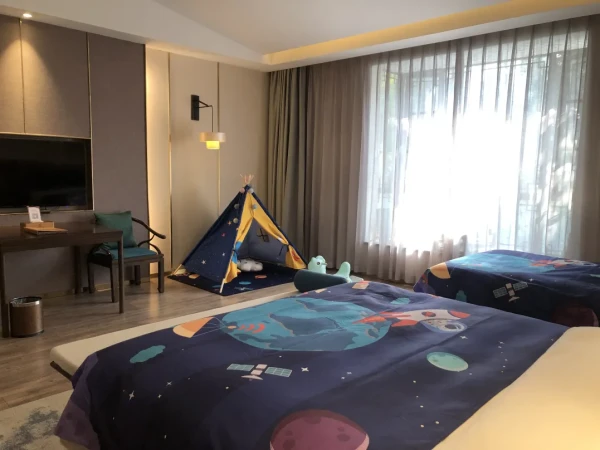近乐山大佛,可住3人全程不加价!山水S酒店(乐山大佛店) 园景·豪华亲子房 1晚(含3早+下午茶+汉服体验)