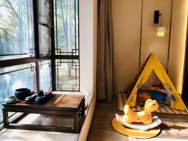 近乐山大佛,可住3人全程不加价!山水S酒店(乐山大佛店) 园景·豪华亲子房 1晚(含3早+下午茶+汉服体验)