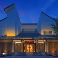 逛乐山佛窟！全程不加价！三江悦度假酒店(乐山大佛店) 高级大床房 1晚+双早+双人骑行+汉服体验