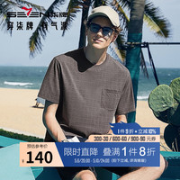 柒牌圆领短袖T恤男夏季新款时尚字母满印口袋上衣【凉感索罗纳】1830