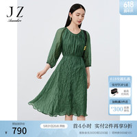 玖姿·安娜蔻优雅肌理感光泽压褶优雅轻薄收腰连衣裙女2024夏季新款 墨绿