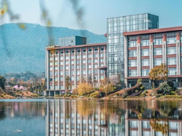 端午周中不加价!高口碑近景区,背倚名山大佛!峨眉山恒邦艾美度假酒店 豪华湖景房1晚+2大1小早餐+minibar+下午茶+室内外乐园+高铁站接送