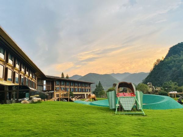 占地10万平的童话森野江浙沪遛娃好去处诸暨芳草地度假酒店芳草山景