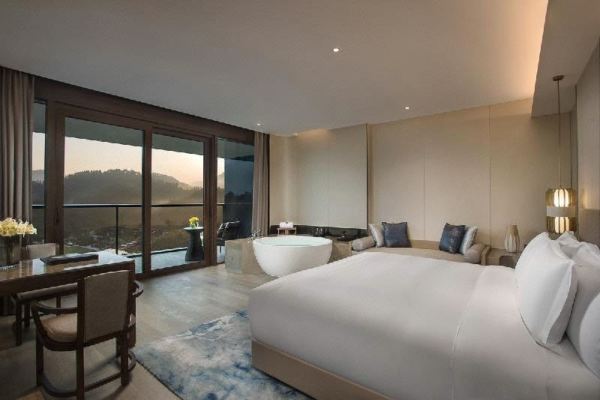 顶奢惊现好价,周五不加价!安吉悦榕庄 园景大床房2晚套餐(含双早+minibar+旅拍等)