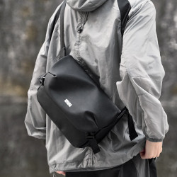 潮牌斜挎包男士通勤休闲大容量工装风邮差包轻便单肩包小背包男包