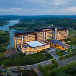 等于是一价全包！三餐和玩乐都有了！四川绵阳首开喜来登酒店 豪华山景房1晚（含2大1小早餐+午餐+晚餐+游船票等）