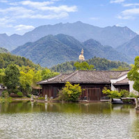 仙山脚下避世桃源，藏着中式禅意酒店！安徽池州九华山涵月楼酒店 禅景房1晚套餐（含双早+九子岩入场券2张+欢迎水果）