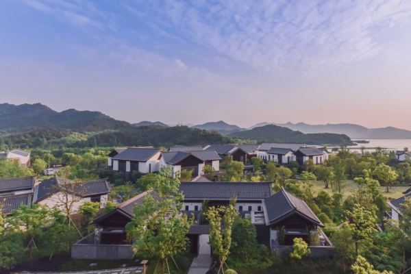 送200元餐券,尝黑珍珠餐厅!9月起周五不加价!宁波东钱湖康得思酒店 豪华庭院大床房1晚(含双早+1大1小儿童乐园蹦蹦床门票等)