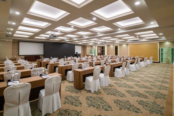一线海景性价比高,含一堆玩乐项目!三亚湾皇冠假日酒店 皇冠豪华房/皇冠花园海景房1-2晚套餐(含槟榔谷门票2张+旅拍+免税折扣及穿梭巴士等)