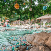 “重碳酸钙”天然温泉！云南弥勒中维湖泉酒店 A/C座甄选房1晚（含双早+双人半山温泉）